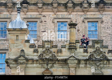 Les Piper sur les remparts à Kelso étages du château. L'Ecosse Banque D'Images