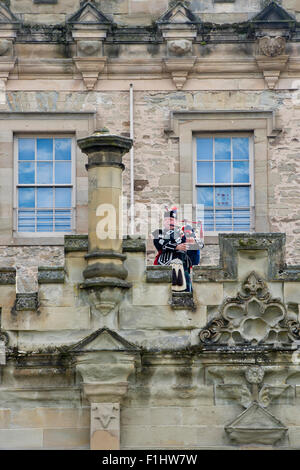 Les Piper sur les remparts à Kelso étages du château. L'Ecosse Banque D'Images