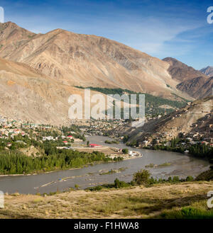 L'Inde, le Jammu-et-Cachemire, Ladakh, Kargil ville sur les banques du fleuve d'Uruk (CHU) de l'Indus Banque D'Images