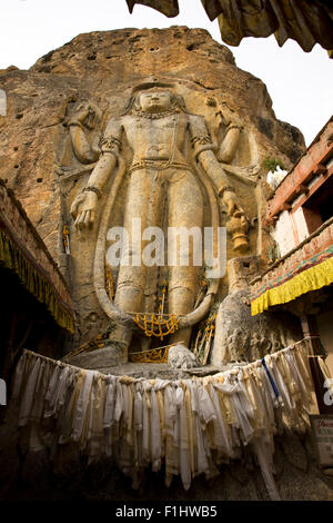L'Inde, le Jammu-et-Cachemire, Ladakh, Bouddhisme, Mulbekh Statue Chamba, 700AD 8 mètre de hauteur figure de Bouddha Maitreya l'avenir à venir Banque D'Images