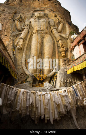 L'Inde, le Jammu-et-Cachemire, Ladakh, Bouddhisme, Mulbekh Statue Chamba, 700AD 8 mètre de hauteur figure de Bouddha Maitreya l'avenir à venir Banque D'Images