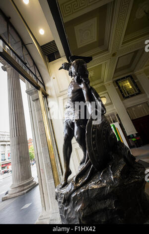 Statue en bronze par Oliver Sheppard, de Cú Chulainn, l'épeautre Cú aussi Chulaind ou Cúchulainn, dans la fenêtre de l'objet Stratégie de O Connell Street Banque D'Images