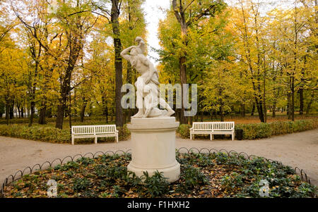 Clorinde sculpture dans le bain Royal Lazienki Park avec des bancs blancs, Varsovie, Pologne, UNION EUROPÉENNE Banque D'Images