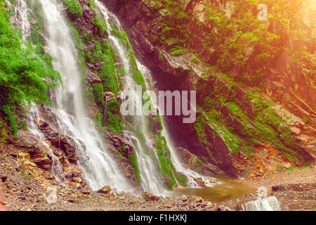 Cascade dans Forêt profonde près de. Banque D'Images