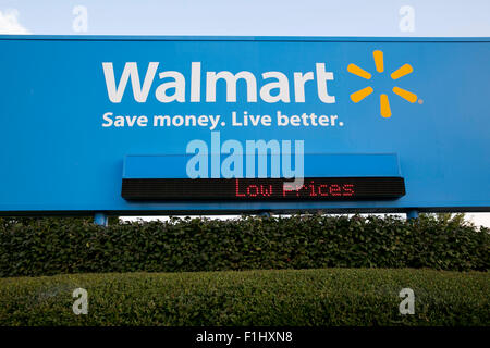 Un logo affiche à l'extérieur du siège de Walmart, connu comme le Home Office à Bentonville, Arkansas le 18 août 2015. Banque D'Images