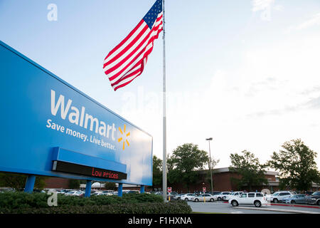 Un logo affiche à l'extérieur du siège de Walmart, connu comme le Home Office à Bentonville, Arkansas le 18 août 2015. Banque D'Images