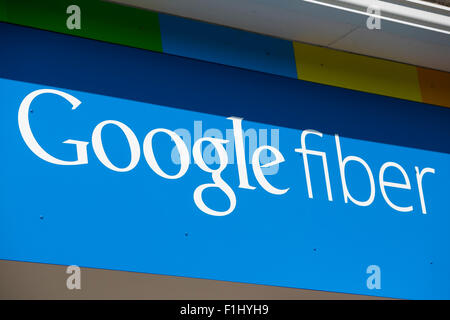 Un logo affiche à l'extérieur d'un bureau de vente Google Fiber à Kansas City, Missouri, le 23 août 2015. Banque D'Images