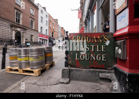 J. Grogans pub et bar-salon du château de Dublin, dans le quartier créatif South William Street, Dublin, Irlande. Banque D'Images