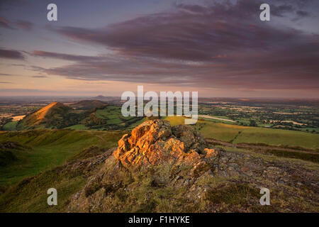 La vue depuis le sommet de la CAER Caradoc vers l'Lawley et le Wrekin au coucher du soleil, Church Stretton, Shropshire, Angleterre Banque D'Images