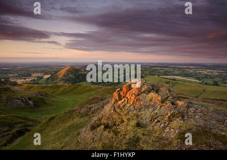 La vue depuis le sommet de la CAER Caradoc vers l'Lawley et le Wrekin au coucher du soleil, Church Stretton, Shropshire, Angleterre Banque D'Images