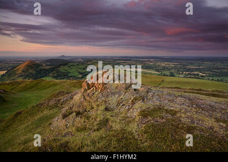 La vue depuis le sommet de la CAER Caradoc vers l'Lawley et le Wrekin au coucher du soleil, Church Stretton, Shropshire, Angleterre Banque D'Images