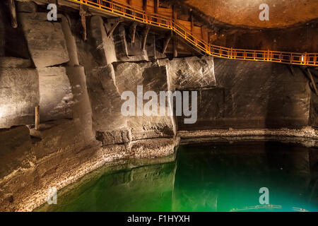 Lac souterrain de la mine de sel de Wieliczka, Pologne. Banque D'Images