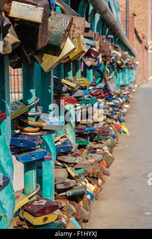 Cadenas amoureux sur pont Tumski, Wroclaw, Pologne. Banque D'Images