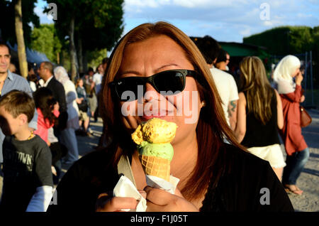 Une femme prête à manger une glace Banque D'Images