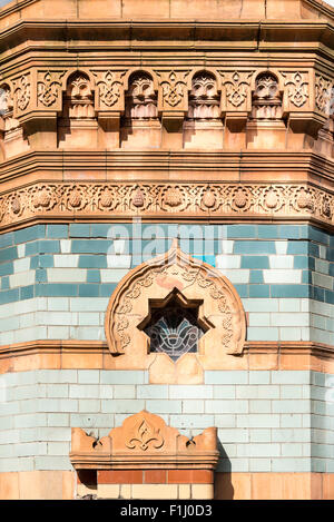 Carrelage en terre cuite sur le Hammam Maison à Bishopsgate conçu par Harold Elphick et ouvert par les Neville Brothers en 1895 Banque D'Images