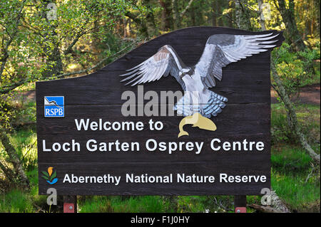 Le conseil d'accueil à l'entrée de la RSPB Loch Garten Osprey Centre dans le Parc National de Cairngorms, en Écosse, Royaume-Uni Banque D'Images