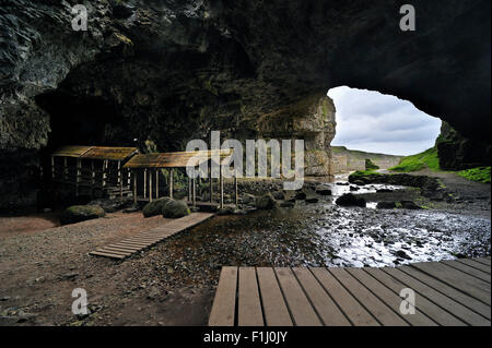 Entrée de grotte Smoo, grande grotte d'eau douce et la mer combinée à Durness, Sutherland, Highlands, Scotland, UK Banque D'Images
