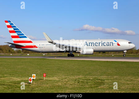 American Airlines Boeing 767-300 atterrit sur la piste 05L à l'aéroport de Manchester. Banque D'Images