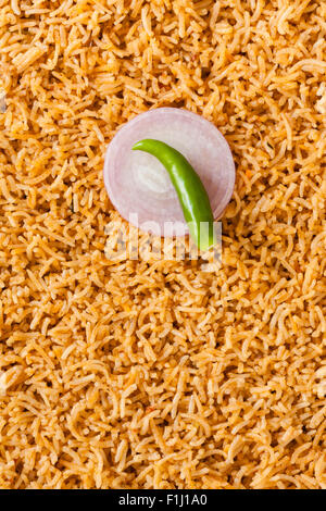 Vue aérienne de la partie supérieure de délicieux nature biryani (kuska) fait avec du riz basmati et diverses épices avec garniture. Banque D'Images