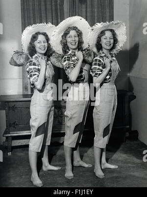 Fichier. 2Nd Sep 2015. Joie BEVERLEY, un tiers de l'harmonie vocale le groupe Beverley Sisters, est décédé à l'âge de 91 ans. La joie, né en 1924 Chinery Joycelyn V dans l'Est de Londres. Le chanteur est l'aîné d'une sœur dans le trio, qui étaient connus pour les chansons dont Little Drummer Boy et l'Irving Berlin Sœurs standard. Ils avaient leur propre émission de télévision de la BBC dans les années 1950 et ont été faites semf en 2006. La joie était aussi marié à Wolverhampton Wanderers' star Billy Wright jusqu'à sa mort du cancer en 1994. Elle est décédée lundi après avoir subi un AVC la semaine dernière. Sur la photo : Feb 03, 1958 ; London - groupe de chant, T Banque D'Images