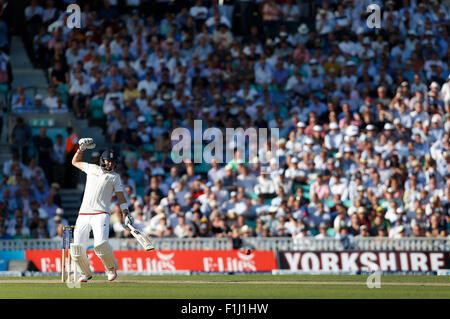 Joe l'Angleterre réagit racine après avoir été frappé par une livraison de la Mitchell Marsh au cours de la deuxième journée de l'Investec cendres série test match entre l'Angleterre et l'Australie à l'Oval à Londres. 21 août, 2015. James Boardman /  +44 7967 642437 des photos au téléobjectif Banque D'Images