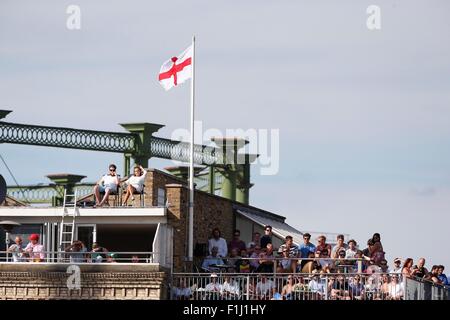 Fans de cricket de regarder le match d'en haut d'un bâtiment adjacent au cours de la deuxième journée de l'Investec cendres série test match entre l'Angleterre et l'Australie à l'Oval à Londres. 21 août, 2015. James Boardman /  +44 7967 642437 des photos au téléobjectif Banque D'Images