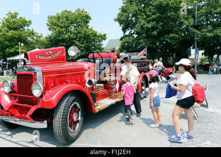 Ancien pompier, montrer aux enfants un ancien camion de pompiers de New York Long Island Greenport Banque D'Images