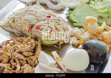 Célèbre dans le style Thai Food, salade de papaye épicée Banque D'Images