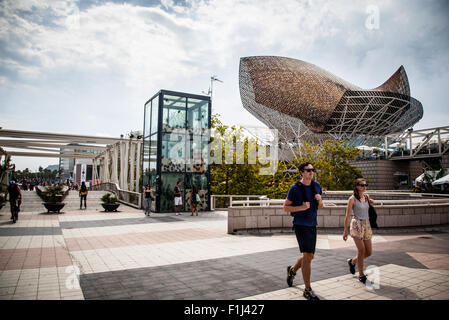 Frank Gehry's peix d'Or (sculpture) de la baleine sur la plage de Barceloneta Banque D'Images