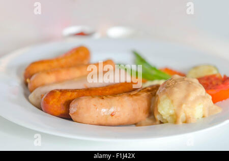 Saucisses grillées mixtes servi avec purée de pommes de terre sur lave Banque D'Images