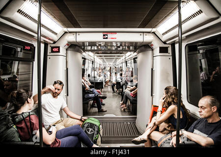 Les passagers des trains de métro, Barcelone, Espagne Banque D'Images