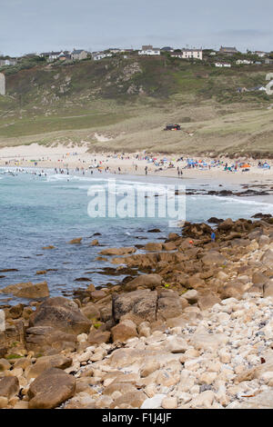 Vue sur les rochers et la plage au loin, Sennen Cove, Cornwall UK Banque D'Images