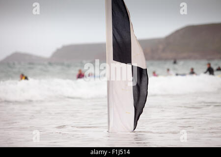 Drapeau noir et blanc pour désigner la mer est sûr pour l'utilisation d'embarcations - conseils et des bateaux. Sennen Cove UK Banque D'Images
