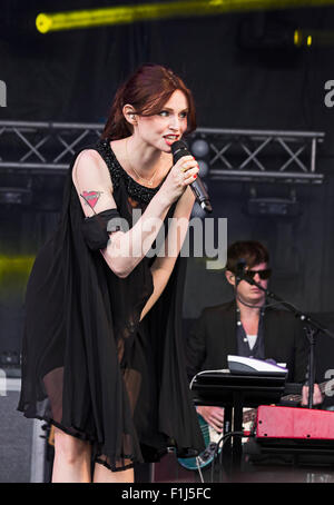 Sophie Ellis-Bextor à South Tyneside Festival dimanche 26 juillet 2015 avec mari bassiste Richard Jones à l'arrière-plan. Banque D'Images