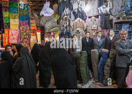 Femme iranienne dans le le Grand Bazar ou Bazar Bozorg, Isfahan Iran Banque D'Images