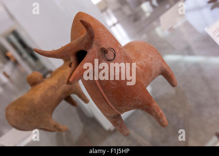 Bull en céramique figure d'une lampe à pétrole dans le Musée National d'Iran, Téhéran Banque D'Images