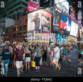 Un panneau d'affichage à Times Square à New York se moque de la pression pour augmenter le salaire minimum à $15 par heure pour les travailleurs de la restauration rapide, vu le mercredi, 26 août, 2015. L'annonce est de l'Institut des politiques d'emploi et fait partie de leur campagne intitulée Fast Food Flop soutenant que le salaire de 15 $ dévalue le travail des employés qui ont travaillé dur pour atteindre ce salaire. (© Richard B. Levine) Banque D'Images