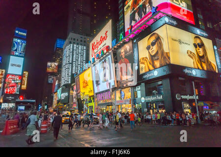 L'activité et la publicité à Times Square à New York le mercredi, 26 août, 2015. (© Richard B. Levine) Banque D'Images