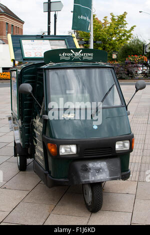 Piaggio Ape 50. Utilisation publicitaire nautique Avon, Stratford-upon-Avon, Royaume-Uni Banque D'Images