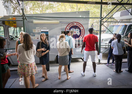 Les amateurs de crème glacée s'alignent pour un endroit frais traiter dans la Coolhaus camion de crème glacée avec la permission de la Bernache du Canada vêtements de plein air company le mardi, 1 septembre, 2015. La promotion de la Bernache du Canada est de promouvoir le lancement de son site e-commerce sur le marché américain. Leur super-mille dollars parkas chauds ont été extrêmement populaires et omniprésent, l'hiver dernier, et maintenant vous pouvez les commander en ligne aux États-Unis. (© Richard B. Levine) Banque D'Images