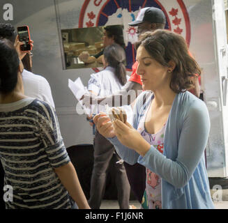 Les amateurs de crème glacée s'alignent pour un endroit frais traiter dans la Coolhaus camion de crème glacée avec la permission de la Bernache du Canada vêtements de plein air company le mardi, 1 septembre, 2015. La promotion de la Bernache du Canada est de promouvoir le lancement de son site e-commerce sur le marché américain. Leur super-mille dollars parkas chauds ont été extrêmement populaires et omniprésent, l'hiver dernier, et maintenant vous pouvez les commander en ligne aux États-Unis. (© Richard B. Levine) Banque D'Images