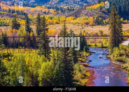 Colorado Feuillage d'automne. Peupliers de jaune, et le pont de chemin de fer. Colorado, États-Unis. Banque D'Images
