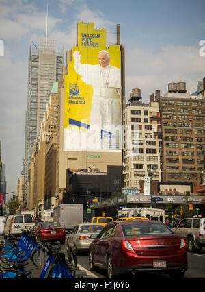 Un panneau près de Madison Square Garden est décoré avec l'image du Pape François avant sa visite à New York, vu le lundi, 31 août 2015. Le Saint Père va entraîner une masse au Madison Square Garden le 25 septembre dans le cadre de son New York circuit qui peut ou peut ne pas inclure une visite à Central Park. Le pape sera aux États-Unis à partir du 22 septembre à Washington DC, New York et Philadelphie. (© Richard B. Levine) Banque D'Images