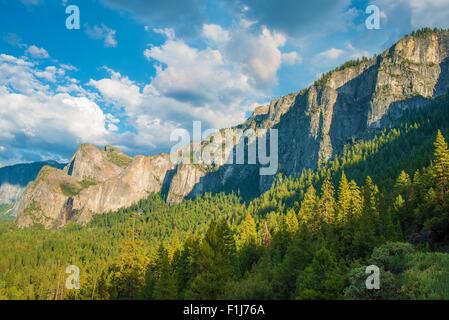 Vallée de Yosemite et la Sierra Nevada en Californie, États-Unis. Scenic Mountain Vista. Banque D'Images