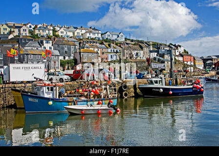 Mevagissey à Cornwall, en Angleterre, et une collection de bateaux de pêche amarrés dans le petit port de travail sur un matin d'été. Banque D'Images