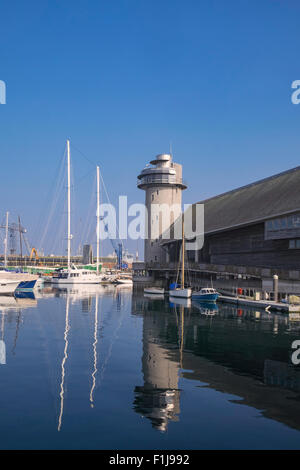 Le port de Falmouth avec le National Maritime Museum Cornwall England UK Banque D'Images