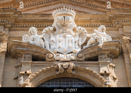 Dans l'image d'une statue en marbre de la Moyen-Âge montrant deux anges, dans le centre historique de Florence. Banque D'Images