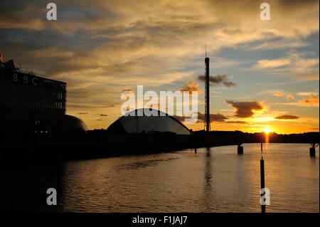 Glasgow, Ecosse, Royaume-Uni. 09Th Nov, 2015. Coucher de soleil sur la rivière Clyde, avec la BBC et le Centre des sciences silhouetté contre le ciel rougeoyant Crédit : Tony Clerkson/Alamy Live News Banque D'Images