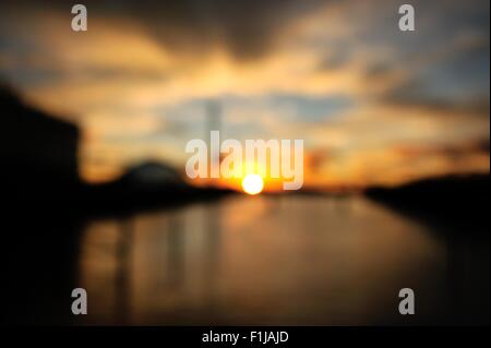 Glasgow, Ecosse, Royaume-Uni. 09Th Nov, 2015. Coucher de soleil sur la rivière Clyde, avec la BBC et le Centre des sciences silhouetté contre le ciel rougeoyant Crédit : Tony Clerkson/Alamy Live News Banque D'Images