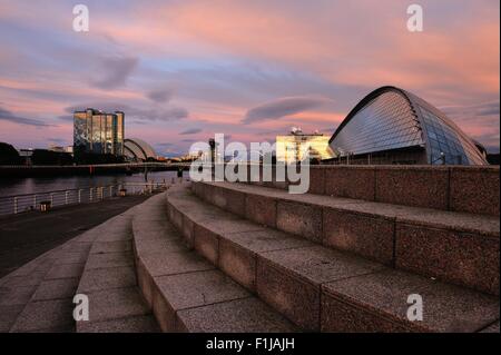 Glasgow, Ecosse, Royaume-Uni. 09Th Nov, 2015. Coucher de soleil sur la rivière Clyde, avec l'Arc de Clyde, connu localement sous le pont aux, l'Finnieston Crane, la BBC et le Centre des sciences, illuminé par le soleil. Crédit : Tony Clerkson/Alamy Live News Banque D'Images